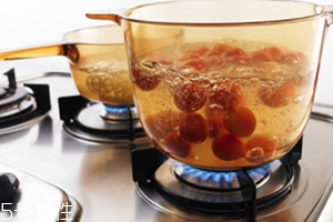 康寧鍋可以用明火嗎？居然能在燃?xì)庠钌鲜褂?><p><strong>康寧鍋可以用明火嗎？居然能在燃?xì)庠钌鲜褂?/strong></p></a></li> 	     </ul>
		</div>
	   <div   id=