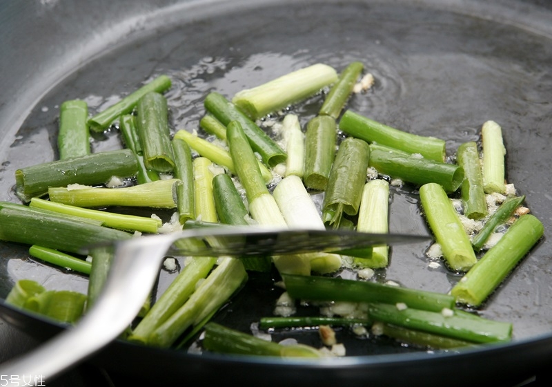 蔥和蒜苗的區(qū)別 蔥蒜怎么區(qū)分 蔥和蒜苗的區(qū)別 蔥蒜怎么區(qū)分