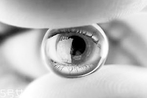 怎么確定隱形眼鏡掉了？蒙著一邊眼睛測視力