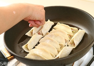 鍋貼怎么做才香脆好吃 外皮酥脆內(nèi)餡爆汁 鍋貼怎么做才香脆好吃 外皮酥脆內(nèi)餡爆汁