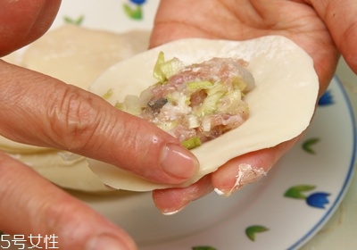 鍋貼怎么做才香脆好吃 外皮酥脆內(nèi)餡爆汁 鍋貼怎么做才香脆好吃 外皮酥脆內(nèi)餡爆汁