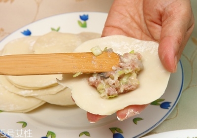 鍋貼怎么做才香脆好吃 外皮酥脆內(nèi)餡爆汁 鍋貼怎么做才香脆好吃 外皮酥脆內(nèi)餡爆汁