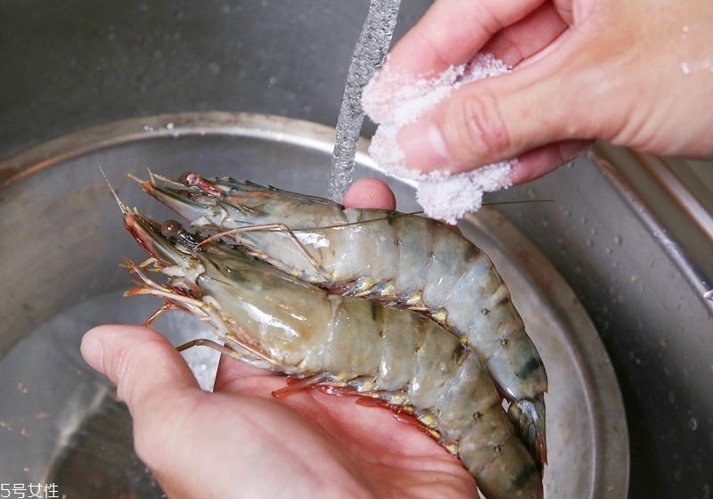 怎樣剝基圍蝦不沾手 怎樣剝基圍蝦不沾手