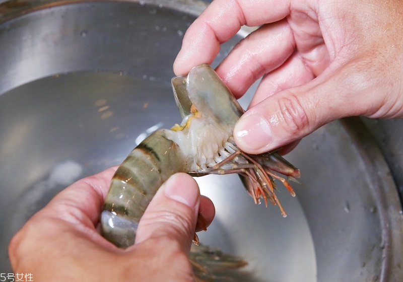 怎樣剝基圍蝦不沾手 怎樣剝基圍蝦不沾手