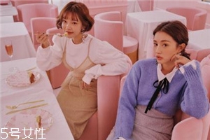 紫色針織衫怎么搭配？開春穿出浪漫甜美氣息