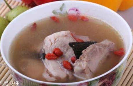 老鴨湯可以放當(dāng)歸嗎 老鴨湯可以放當(dāng)歸嗎