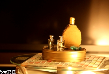 冬天香水噴在哪里最好？涂抹在耳后位置