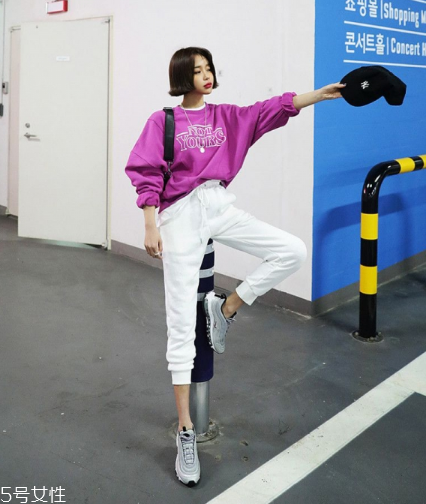 紫色衛(wèi)衣怎么搭配？流行色助你成為時(shí)尚女王