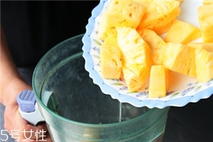 菠蘿怎么削皮切果肉 菠蘿怎么削皮切果肉