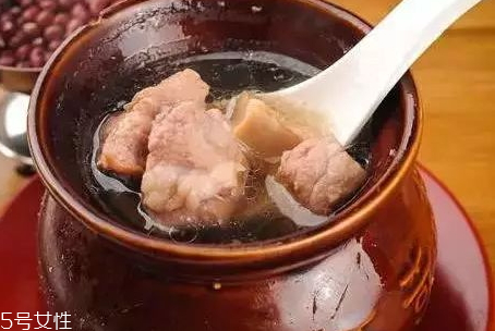 豬肚湯可以放當(dāng)歸嗎 豬肚湯可以放當(dāng)歸嗎