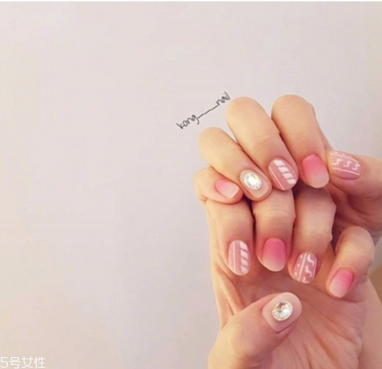 2022最流行的美甲什么顏色 2022簡約大氣的美甲圖片 2022最流行的美甲什么顏色 2022簡約大氣的美甲圖片