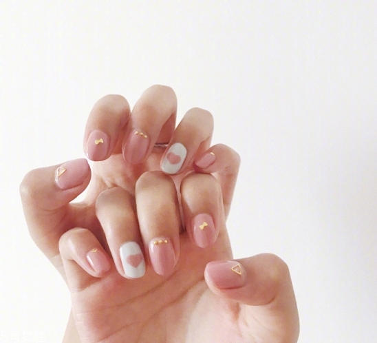 2022最流行的美甲什么顏色 2022簡約大氣的美甲圖片 2022最流行的美甲什么顏色 2022簡約大氣的美甲圖片