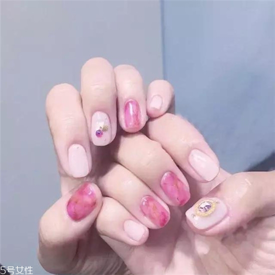 2022最流行的美甲什么顏色 2022簡約大氣的美甲圖片 2022最流行的美甲什么顏色 2022簡約大氣的美甲圖片