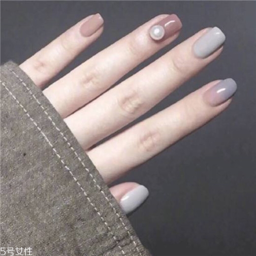 2018最新流行款純色美甲圖片 簡單耐看的美甲圖片漸變款式 2018最新流行款純色美甲圖片 簡單耐看的美甲圖片漸變款式