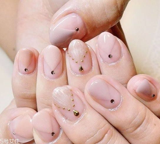 美甲裸粉色款式圖片2018 新款裸色美甲圖案大全 美甲裸粉色款式圖片2018 新款裸色美甲圖案大全