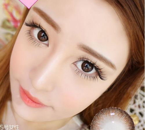 美瞳和隱形眼鏡的護(hù)理液一樣嗎 美瞳沒有護(hù)理液拿什么泡 美瞳和隱形眼鏡的護(hù)理液一樣嗎 美瞳沒有護(hù)理液拿什么泡