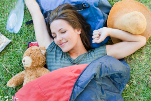 美瞳睡覺忘摘了會怎么樣 美瞳不宜過長時間佩戴 美瞳睡覺忘摘了會怎么樣 美瞳不宜過長時間佩戴