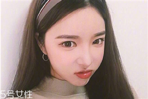 美瞳和隱形眼鏡的護(hù)理液一樣嗎 美瞳沒有護(hù)理液拿什么泡 美瞳和隱形眼鏡的護(hù)理液一樣嗎 美瞳沒有護(hù)理液拿什么泡