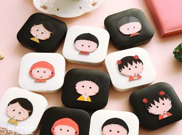 美瞳和隱形眼鏡的護(hù)理液一樣嗎 美瞳沒有護(hù)理液拿什么泡 美瞳和隱形眼鏡的護(hù)理液一樣嗎 美瞳沒有護(hù)理液拿什么泡