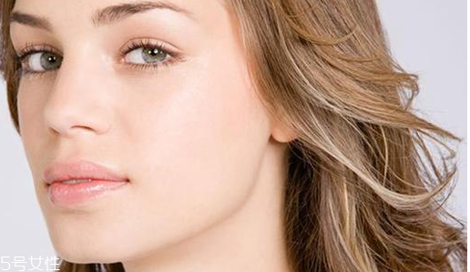 美瞳和隱形眼鏡的護(hù)理液一樣嗎 美瞳沒有護(hù)理液拿什么泡 美瞳和隱形眼鏡的護(hù)理液一樣嗎 美瞳沒有護(hù)理液拿什么泡