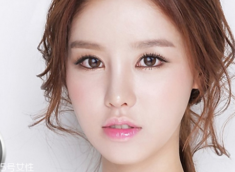 美瞳日拋在一天之內可以重復戴嗎 度數(shù)和戴隱形眼鏡沒有關系 美瞳日拋在一天之內可以重復戴嗎 度數(shù)和戴隱形眼鏡沒有關系