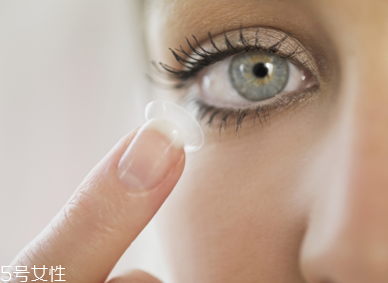 美瞳日拋在一天之內可以重復戴嗎 度數(shù)和戴隱形眼鏡沒有關系 美瞳日拋在一天之內可以重復戴嗎 度數(shù)和戴隱形眼鏡沒有關系