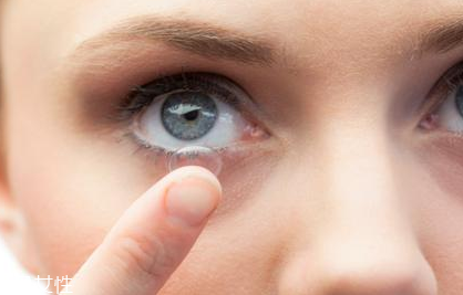 美瞳日拋在一天之內可以重復戴嗎 度數(shù)和戴隱形眼鏡沒有關系 美瞳日拋在一天之內可以重復戴嗎 度數(shù)和戴隱形眼鏡沒有關系