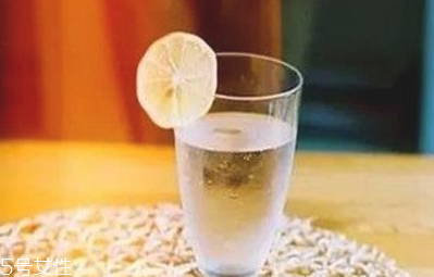 美瞳和隱形眼鏡的護(hù)理液一樣嗎 美瞳沒有護(hù)理液拿什么泡 美瞳和隱形眼鏡的護(hù)理液一樣嗎 美瞳沒有護(hù)理液拿什么泡