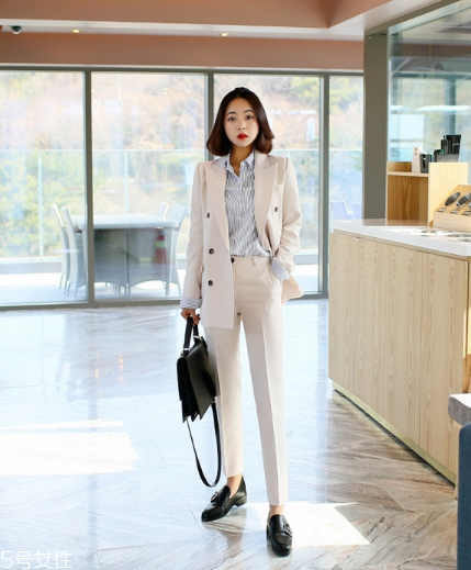 雙排扣西裝怎么搭配？盡顯帥氣女王范兒