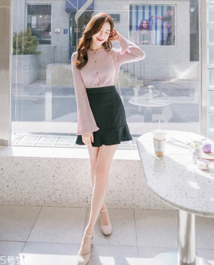 黑色短裙配什么上衣？基本款也能很時髦