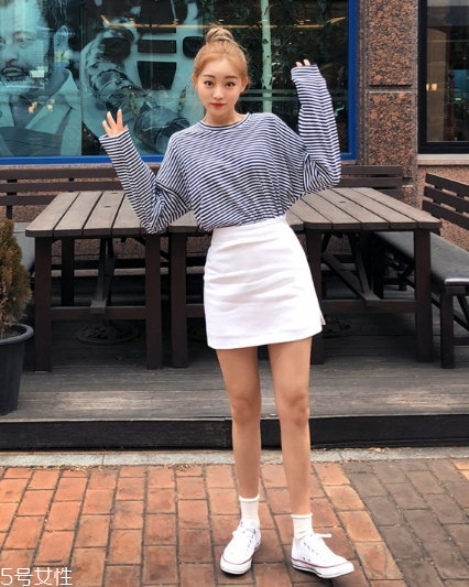 白色短裙配什么上衣好看？春日里的一抹清新