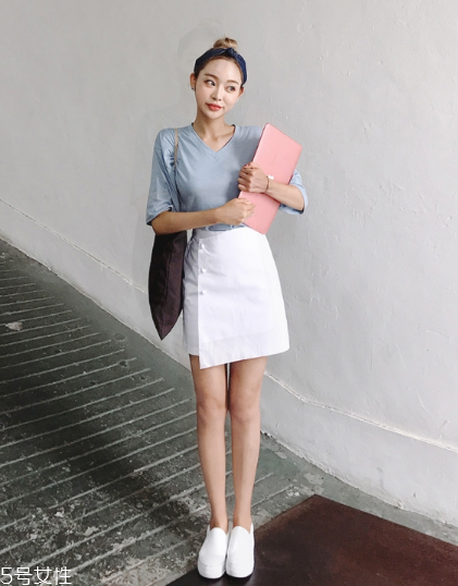 白色短裙配什么上衣好看？春日里的一抹清新