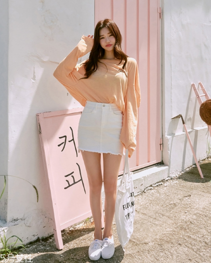 白色短裙配什么上衣好看？春日里的一抹清新
