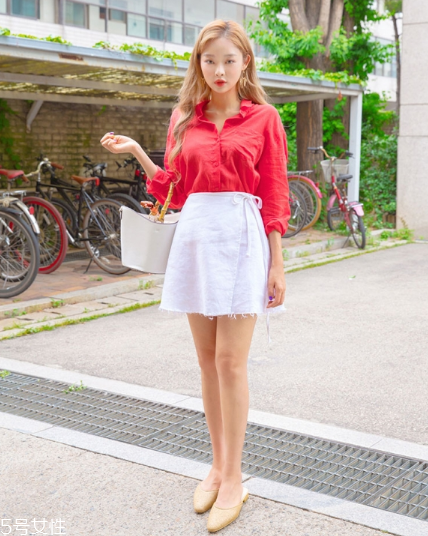 白色短裙配什么上衣好看？春日里的一抹清新