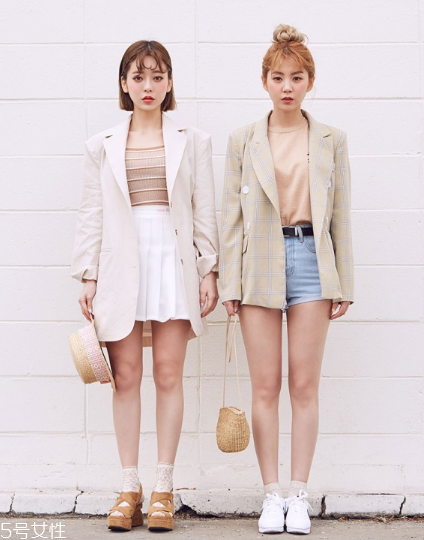 白色短裙配什么上衣好看？春日里的一抹清新