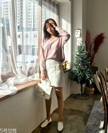 白色短裙配什么上衣好看？春日里的一抹清新