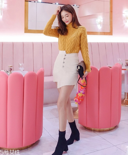 白色短裙配什么上衣好看？春日里的一抹清新