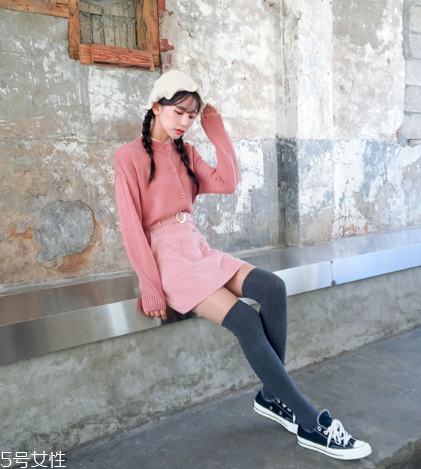 粉色短裙配什么鞋子？少女感爆棚穿搭