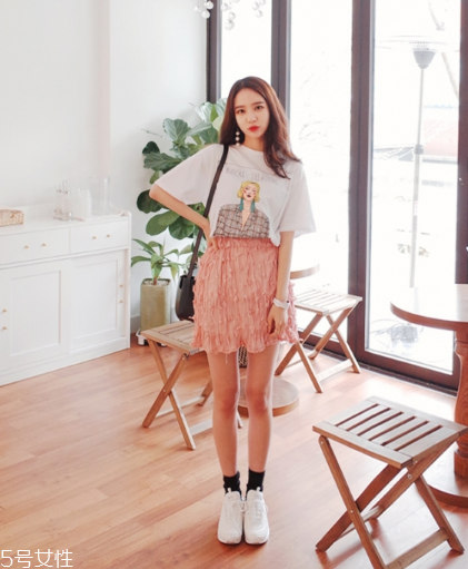 粉色短裙配什么鞋子？少女感爆棚穿搭