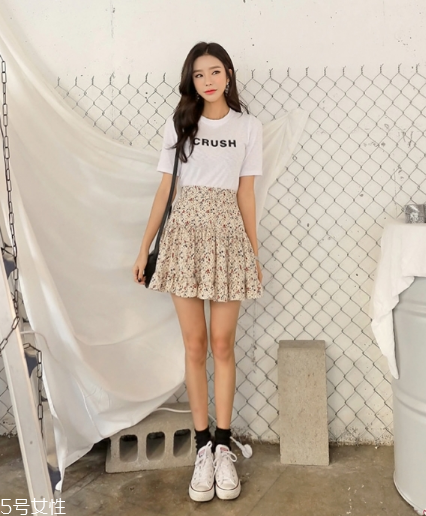 碎花短裙怎么搭配？與春天來一場甜美約會