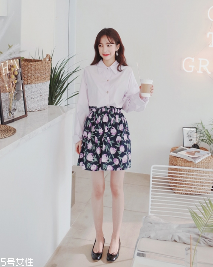 碎花短裙怎么搭配？與春天來一場甜美約會