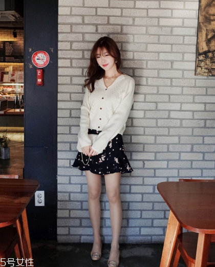 碎花短裙怎么搭配？與春天來(lái)一場(chǎng)甜美約會(huì)