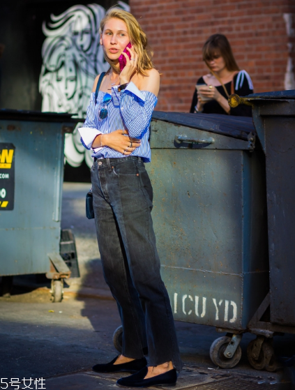 露肩襯衫怎么搭配？恰到好處的性感