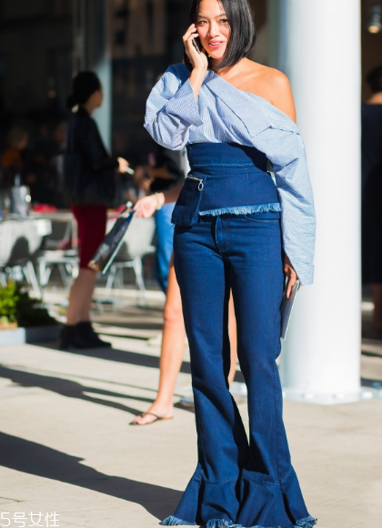 露肩襯衫怎么搭配？恰到好處的性感