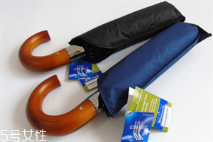 遮陽傘的選擇標(biāo)準(zhǔn) 有黑膠涂層的防曬效果更好 遮陽傘的選擇標(biāo)準(zhǔn) 有黑膠涂層的防曬效果更好