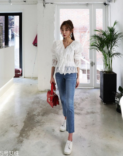 白色蕾絲上衣怎么搭配？女人味盡顯