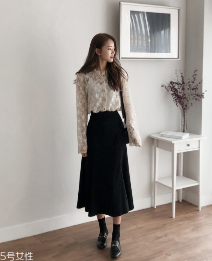 白色蕾絲上衣怎么搭配？女人味盡顯