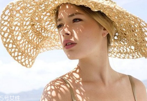 肌膚缺水的癥狀有哪些 肌膚補(bǔ)水保濕的重要性 肌膚缺水的癥狀有哪些 肌膚補(bǔ)水保濕的重要性