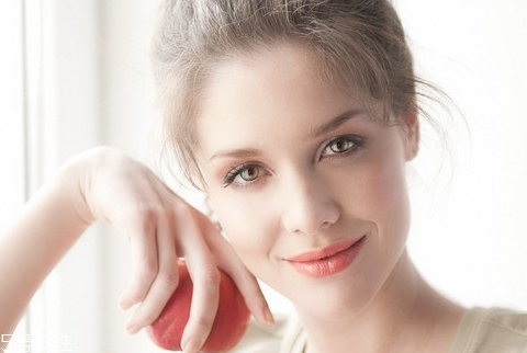 肌膚缺水的癥狀有哪些 肌膚補(bǔ)水保濕的重要性 肌膚缺水的癥狀有哪些 肌膚補(bǔ)水保濕的重要性