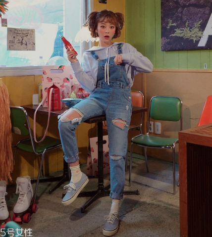 背帶褲怎么穿好看？清新減齡的春日穿搭